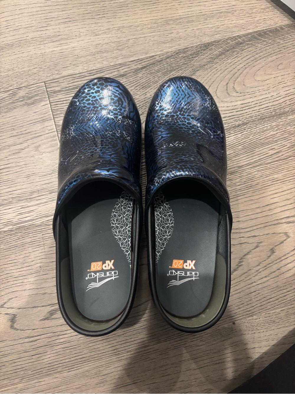 Dansko XP 2.0 Blue Patent Abstract Print Nursing Clogs EU 40 US 9.5-10